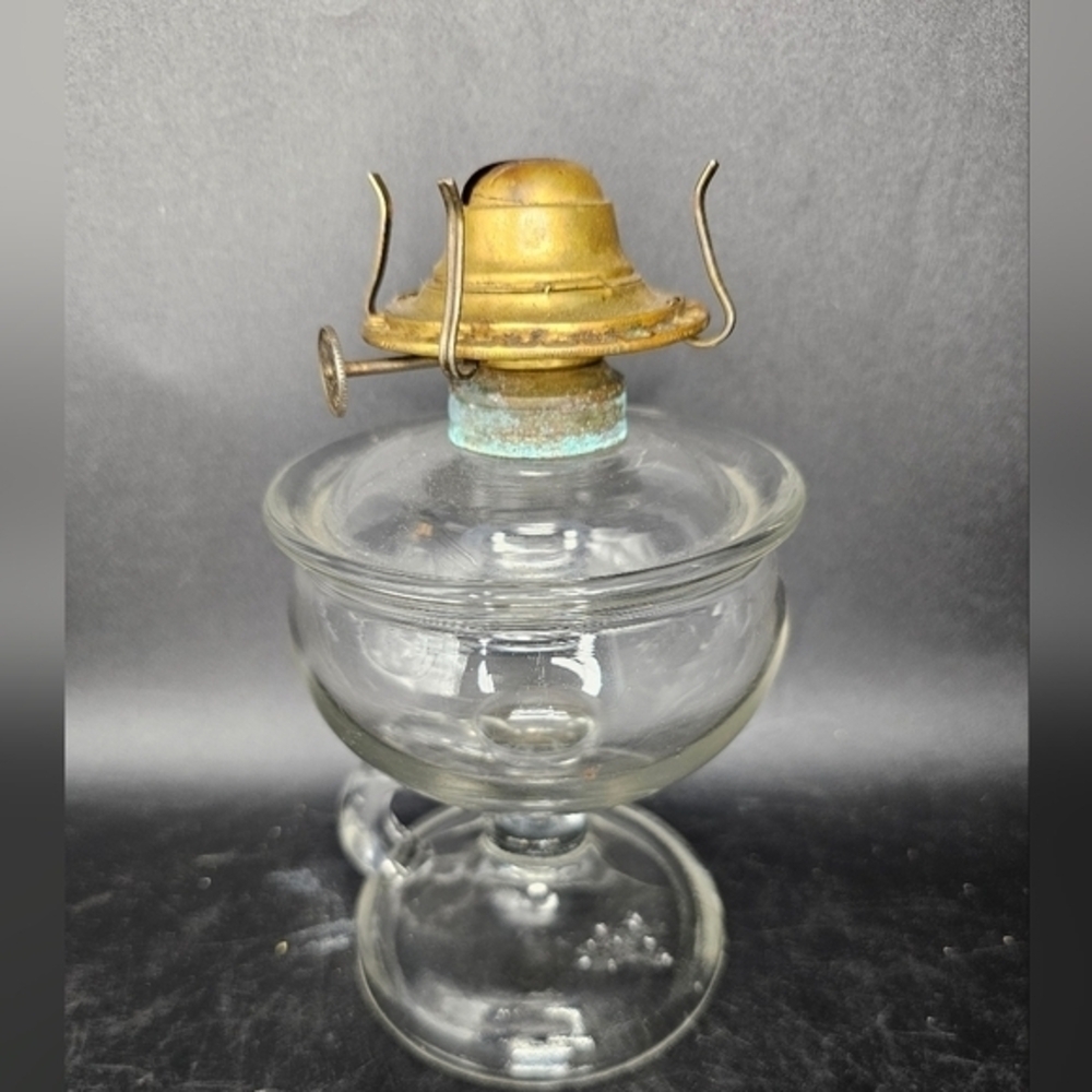 Vintage/antique 19th century finger loop whale oil lamp‎